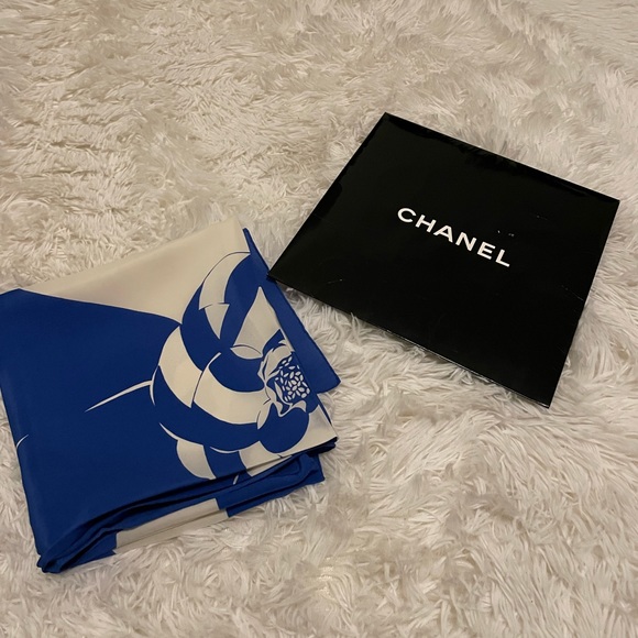 Stunning CHANEL bow design 100% silk scarf, Made in Italy - Picture 7 of 10